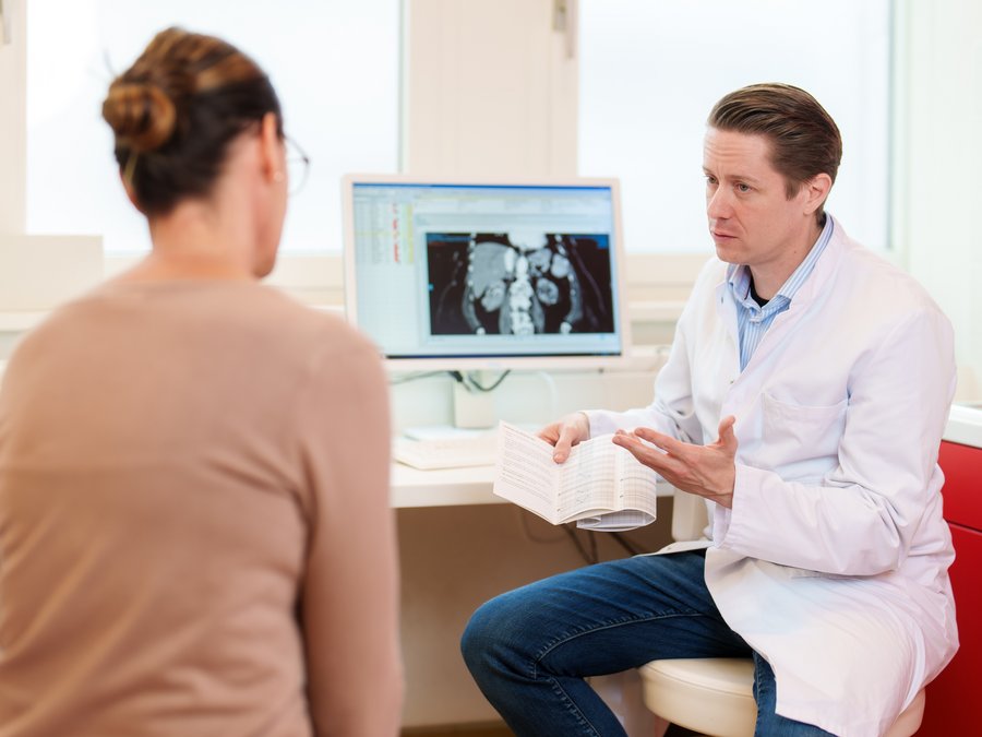 Chefarzt Dr. med. Daniel Zickler im Patientinnen-Gespräch.