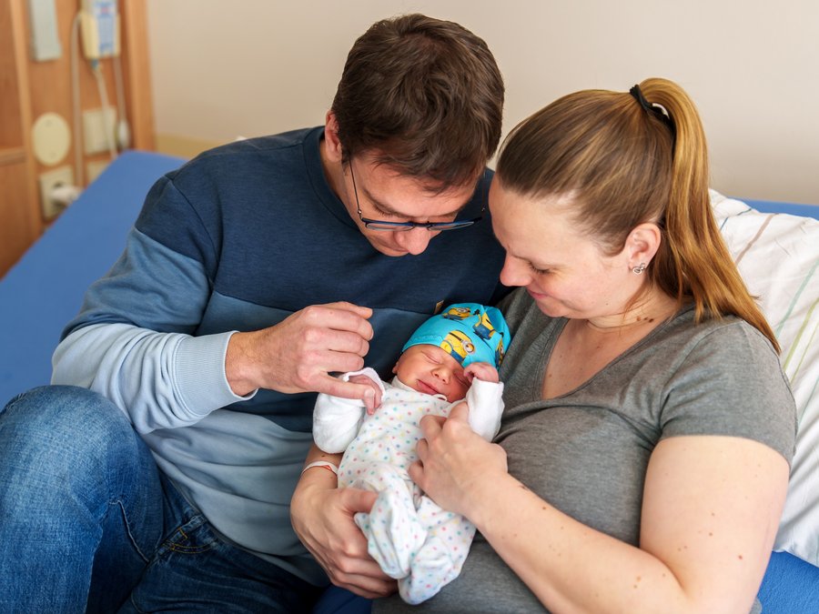 Eltern mit Ihrem Baby in der Geburtshilfe.
