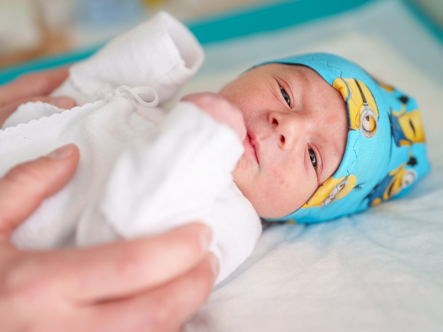 Baby in der Klinik für Geburtshilfe.