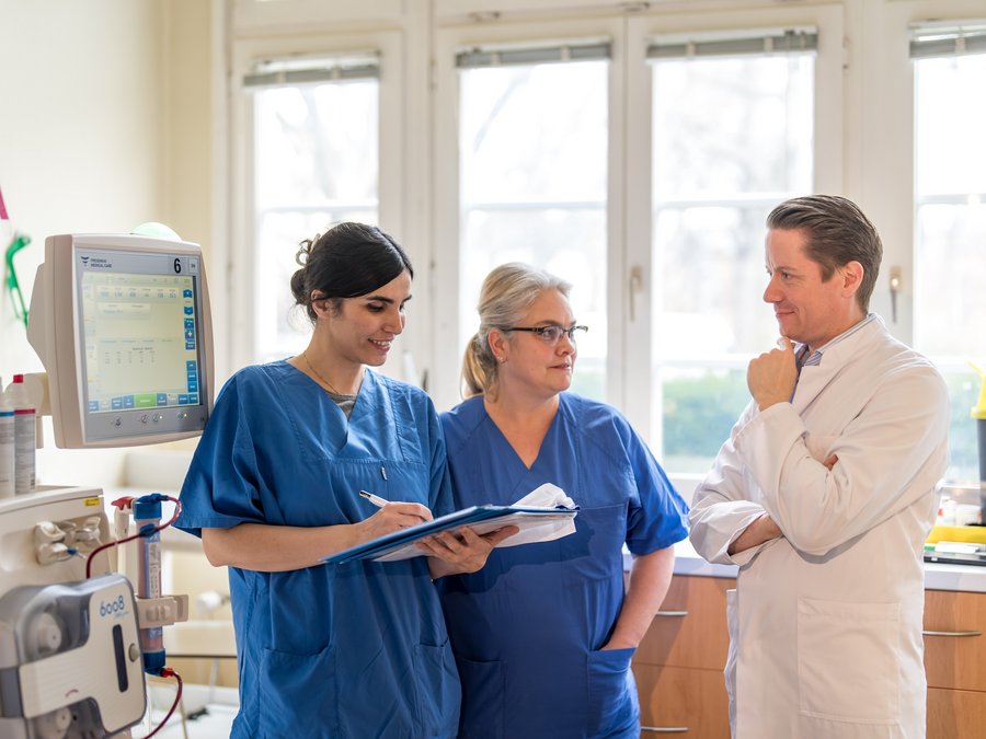 Im Austausch auf der Dialyse-Station.